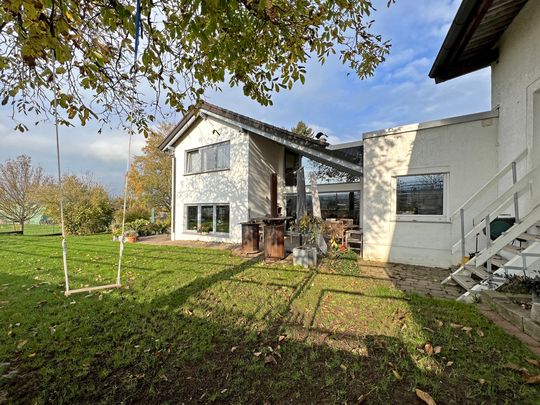 Wunderschöner, gepflegter Pferdehof mit Wohnhaus, Reithalle, Ovalbahn